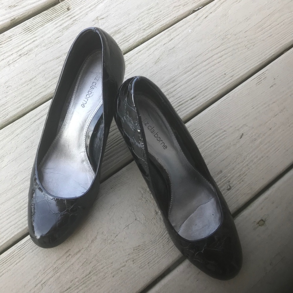 Liz Claiborne - JOHNNIE black pumps w/croc design 7.5